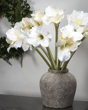 Indlæs billede til gallerivisning Faux white Amaryllis flower
