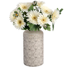 Lade das Bild in den Galerie-Viewer, Vase in an ivory patterned design, ceramic vase
