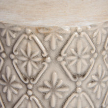 Lade das Bild in den Galerie-Viewer, Vase in an ivory patterned design, ceramic vase