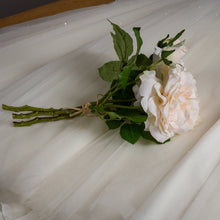 Indlæs billede til gallerivisning Peachy cream faux rose bouquet