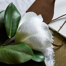 Lade das Bild in den Galerie-Viewer, White faux magnolia stem