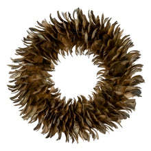 Indlæs billede til gallerivisning Feather wreath in a fawn colour, showcasing natural texture and contemporary elegance for home decor.