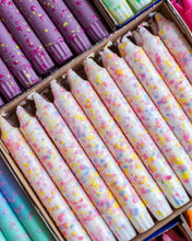 Carica l'immagine nel visualizzatore di Gallery, Taper dinner candles in pastel and bright summer colors, featuring a rainbow confetti design, perfect for parties and home decor.