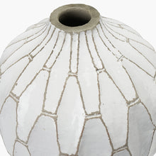 Indlæs billede til gallerivisning Gaudi white stoneware geometric design vase