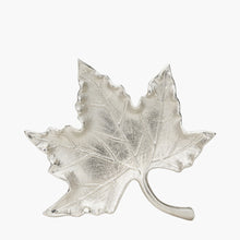 Carica l'immagine nel visualizzatore di Gallery, Silver metal oak leaf bowl
