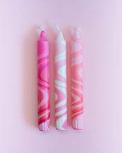 Lade das Bild in den Galerie-Viewer, Taper dinner candles in pink marble finish, 20cm tall, set of three, perfect for elegant decor and ambient lighting.