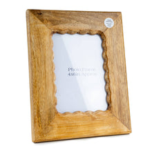 Lade das Bild in den Galerie-Viewer, Photo Frame in wood with a scallop edge - "4x6"