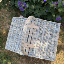 Carica l'immagine nel visualizzatore di Gallery, Hamper in white washed willow, Provence open work design