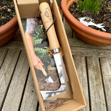 Afbeelding in Gallery-weergave laden, patio weeder displayed in a box on a wooden grden table