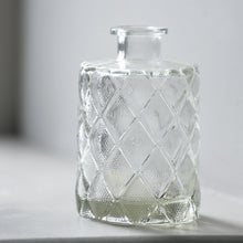 Load image into Gallery viewer, Bud vase in glass with a diamond pattern
