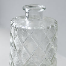 Load image into Gallery viewer, Bud vase in glass with a diamond pattern