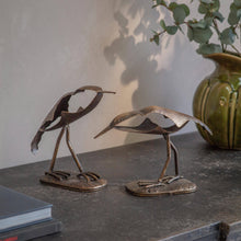 Lade das Bild in den Galerie-Viewer, Decorative birds crafted from reclaimed iron, showcasing elegant silhouettes on a stylish tabletop.