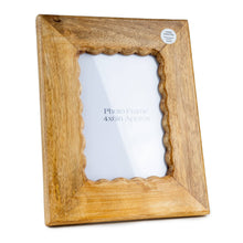 Lade das Bild in den Galerie-Viewer, Photo Frame in wood with a scallop edge - "4x6"