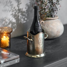 Lade das Bild in den Galerie-Viewer, Smithfield wine cooler displayed with a bottle, featuring a metallic finish and classic design.