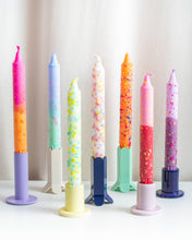 Carica l'immagine nel visualizzatore di Gallery, Taper dinner candles in pastel and bright rainbow confetti design, ideal for summer parties and decoration.