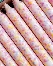 Carica l'immagine nel visualizzatore di Gallery, Taper dinner candles in pastel and bright rainbow confetti design, perfect for summer celebrations and home decor.