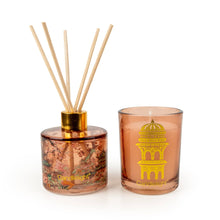 Afbeelding in Gallery-weergave laden, Home fragrance gift set including a reed diffuser and votive candle in peach-amber glass.