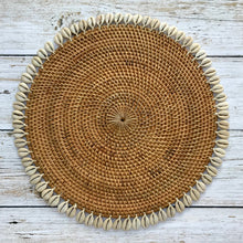 Indlæs billede til gallerivisning Balinese round rattan place mat with cowrie shells