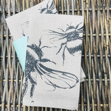 Afbeelding in Gallery-weergave laden, Set of four bee linen napkins