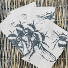 Afbeelding in Gallery-weergave laden, Set of four bee linen napkins