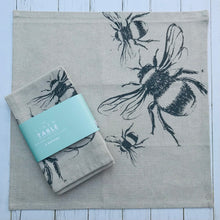 Afbeelding in Gallery-weergave laden, Set of four bee linen napkins