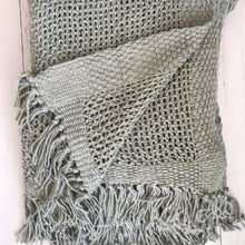 Afbeelding in Gallery-weergave laden, Open knit tasseled throw