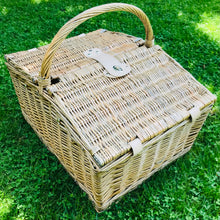 Carica l'immagine nel visualizzatore di Gallery, deluxe picnic hamper for four people, handwoven from buff willow, perfect for outdoor dining.