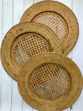 Indlæs billede til gallerivisning Balinese round rattan charger plate / place mat
