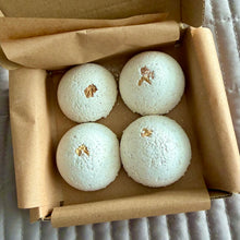 Afbeelding in Gallery-weergave laden, Shower steamers in a box containing four 25g steamers, showcasing their round, white shape.
