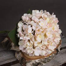 Carica l&#39;immagine nel visualizzatore di Gallery, Cream faux hydrangea
