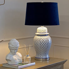 Indlæs billede til gallerivisning Blue &amp; white ceramic lamp with blue velvet shade
