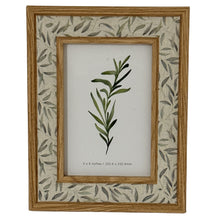 Lade das Bild in den Galerie-Viewer, photo frame with a subtle leaf border in natural wood, size 4 x 6 inches, perfect for home décor.
