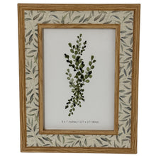 Lade das Bild in den Galerie-Viewer, Photo frame with a subtle leaf border, 5x7 inches, made from wood to enhance your home decor.
