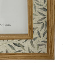 Lade das Bild in den Galerie-Viewer, Photo frame with subtle leaf border design showcasing natural wood construction and available sizes.

