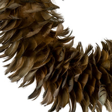 Indlæs billede til gallerivisning Feather wreath in soft, fawn colour showcasing natural texture and luxurious design details.
