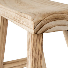 Indlæs billede til gallerivisning Artisan wooden stool showcasing natural grain patterns and a curved finish, highlighting its vintage antique style.
