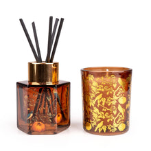 Carica l'immagine nel visualizzatore di Gallery, Reed diffuser and candle gift set in amber vessels featuring Eastern Bluebird artwork.
