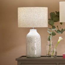Indlæs billede til gallerivisning Table lamp in white floral design
