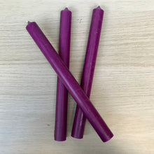 Carica l'immagine nel visualizzatore di Gallery, 25cm tall dinner candles in a range of colours
