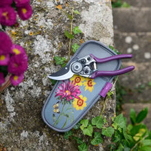 Indlæs billede til gallerivisning Secateurs, RHS garden pruner and Holster Set Asteraceae design
