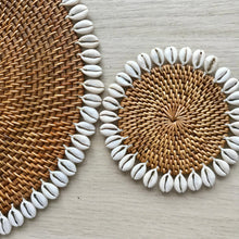 Afbeelding in Gallery-weergave laden, Balinese round rattan place mat with cowrie shells
