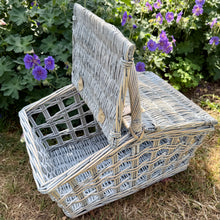 Carica l'immagine nel visualizzatore di Gallery, Hamper in white washed willow, Provence open work design
