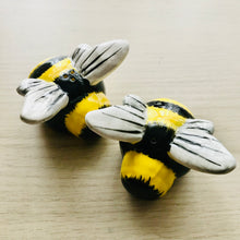 Load image into Gallery viewer, Bumble Bees salt &amp; pepper shaker set

