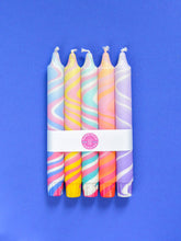 Carica l'immagine nel visualizzatore di Gallery, Set of five taper dinner candles in vibrant marble colors, perfect for gifts or home decor.
