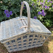 Carica l'immagine nel visualizzatore di Gallery, Hamper in white washed willow, Provence open work design
