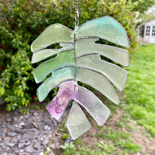 Charger l&#39;image dans la galerie, Monstera leaf hanging sun catcher
