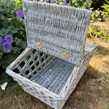 Carica l'immagine nel visualizzatore di Gallery, Hamper in white washed willow, Provence open work design
