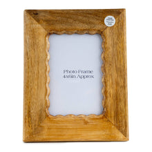 Lade das Bild in den Galerie-Viewer, Photo Frame in wood with a scallop edge - "4x6"
