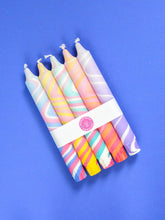 Carica l'immagine nel visualizzatore di Gallery, Taper dinner candles in vibrant marble colors, 20cm, 5 pack, handmade with natural stearin wax.
