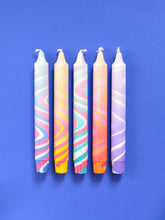 Carica l'immagine nel visualizzatore di Gallery, Taper dinner candles in vibrant marble colors, handcrafted with natural stearin wax, set of five.
